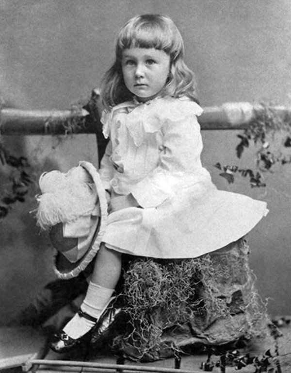 Foto di Franklin D. Roosevelt a 2 anni, prima che potesse indossare pantaloni.