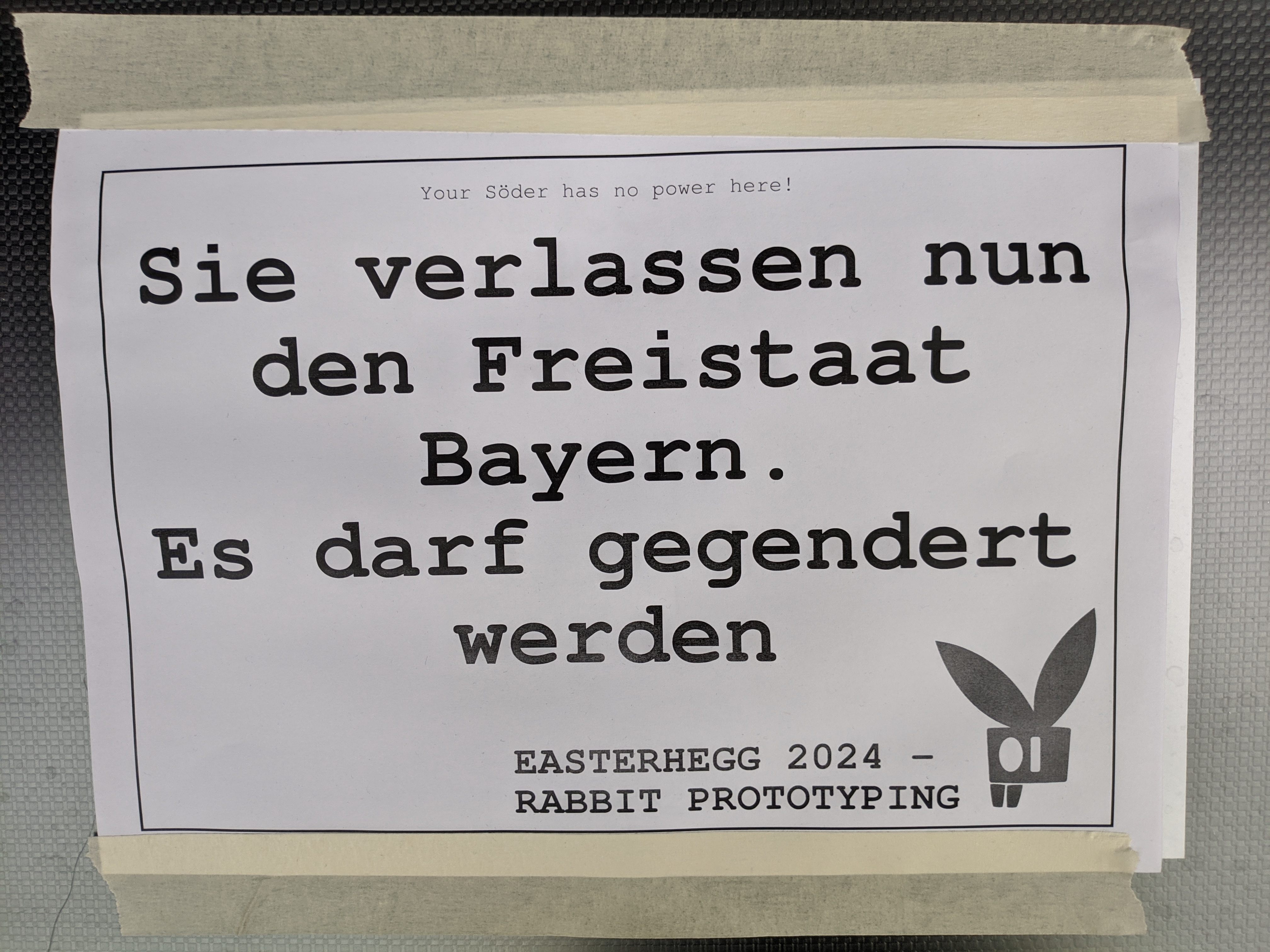 Ein Schild mit der Aufschrift: "Sie verlassen den Freistaat Bayern, es darf gegendert werden"