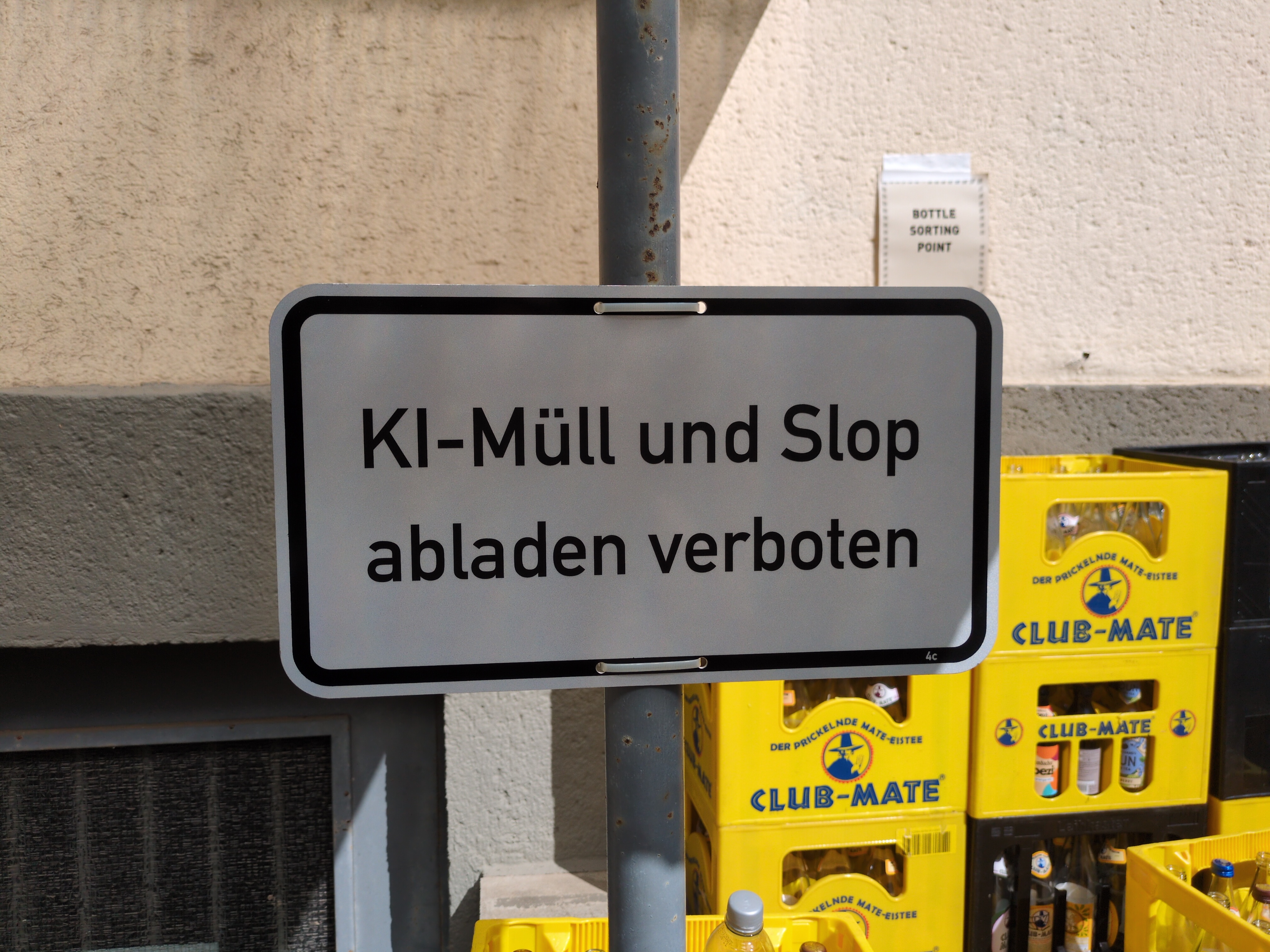 A sign stating " KI Müll und Slop abladen verboten"