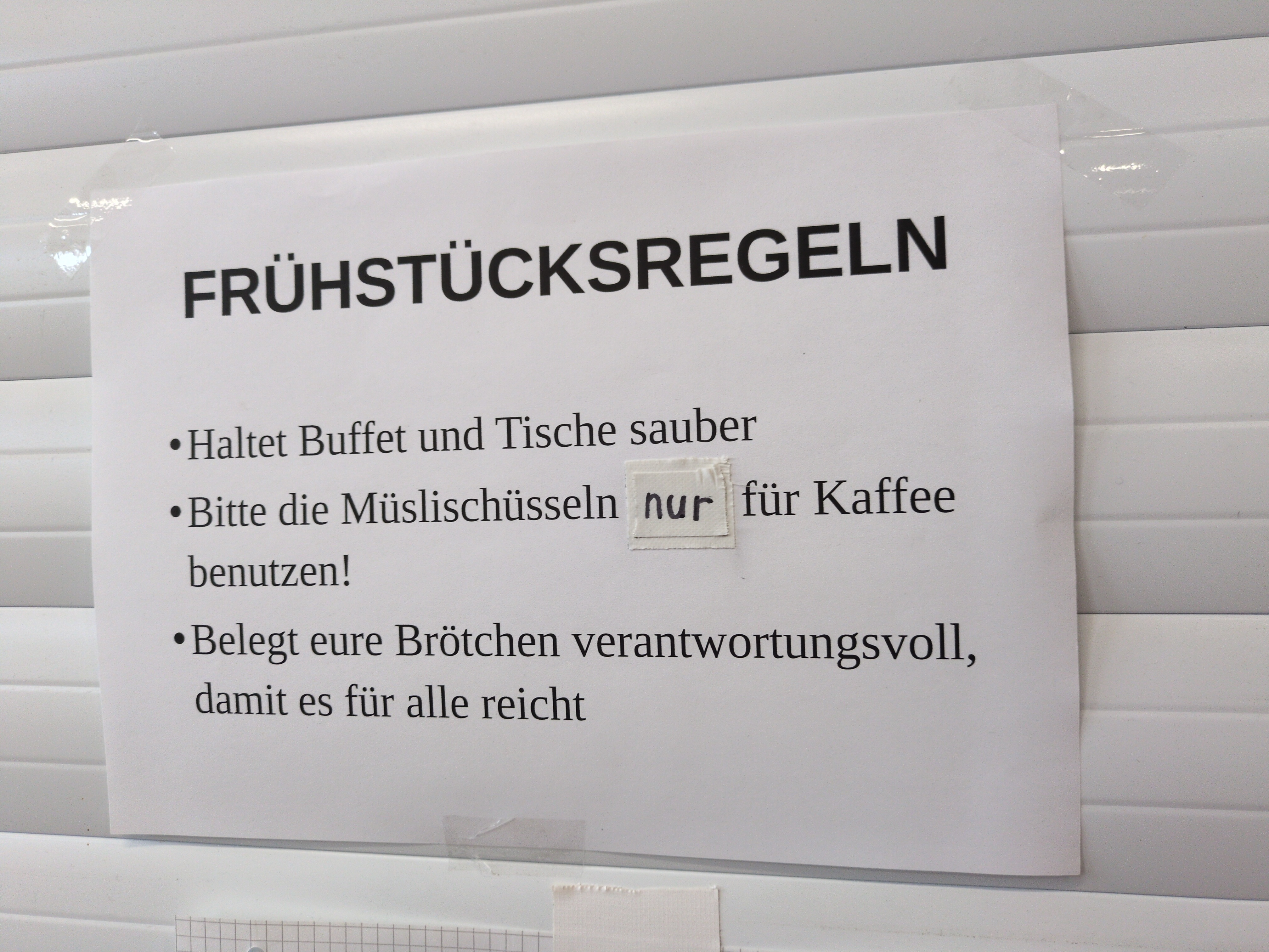Ein Frühstücksschild, dass folgendens beinhaltet: " Müslischüsseln nur für Kaffee benutzen"