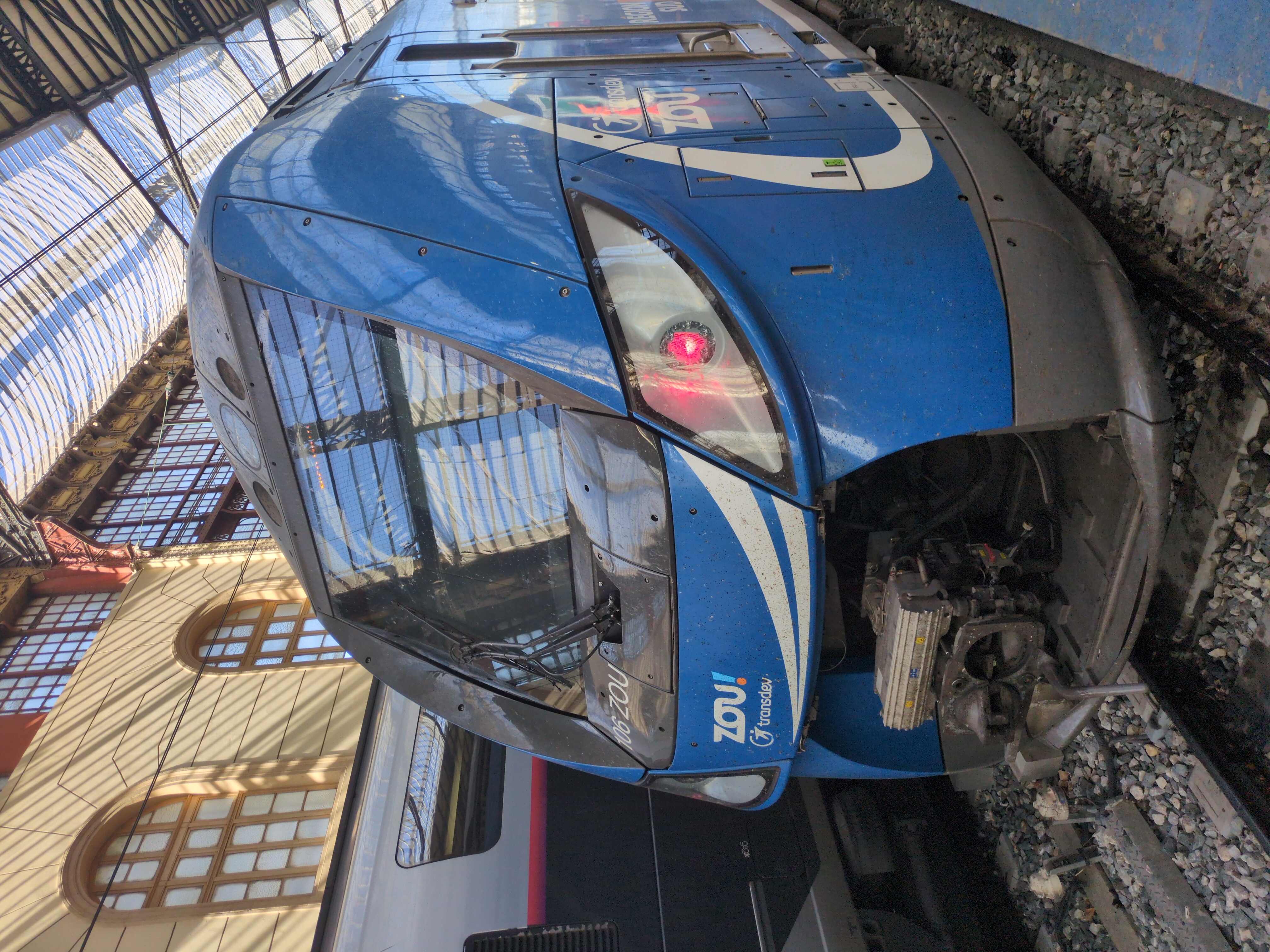 A blue zoui French regional train